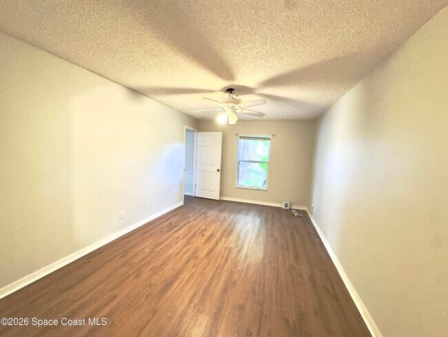 Building Photo - 858 Villa Dr