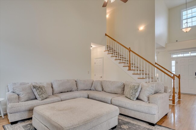 Building Photo - 5 Bed/3 Bath home with Primary Bedroom & a...