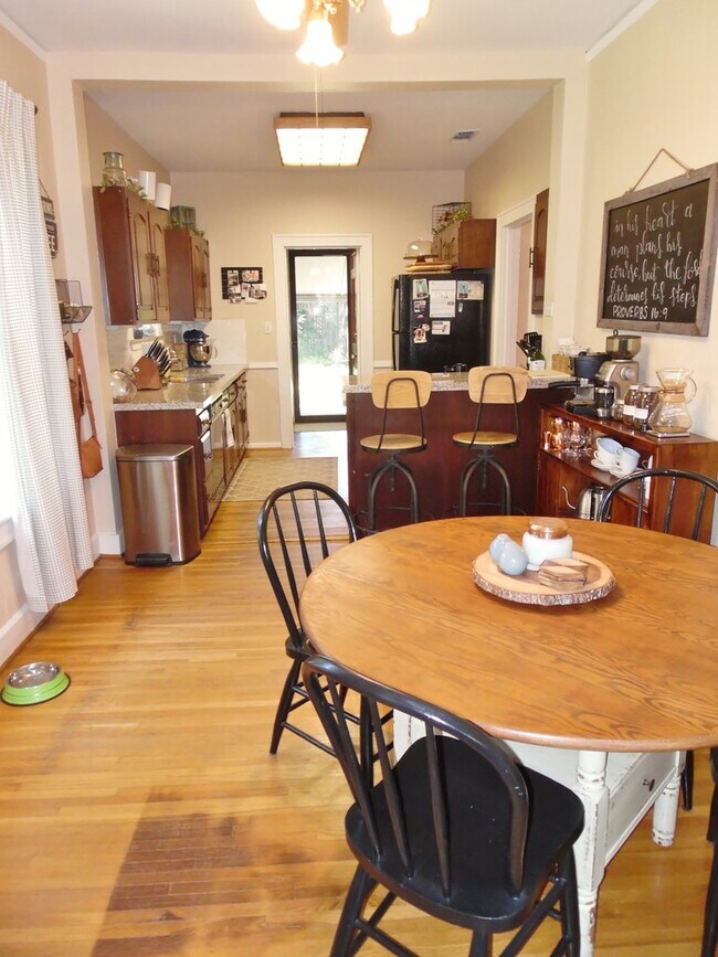 Building Photo - Bungalow in Mistletoe Heights!