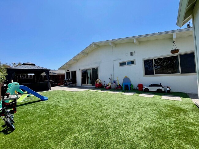 Building Photo - Gorgeous Mid century Modern home in San Carlos