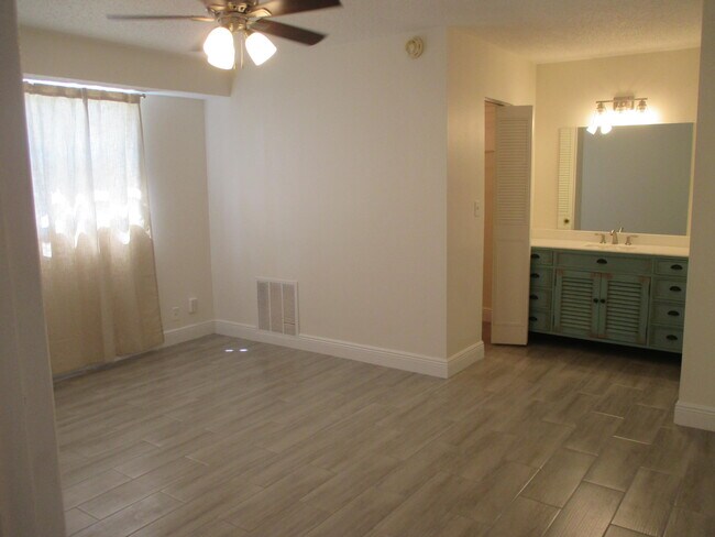 Building Photo - 106 Lake Dora Dr