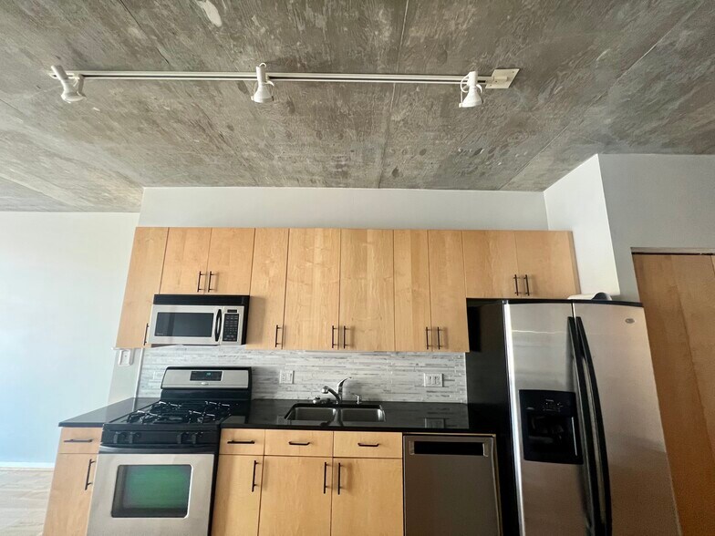 Building Photo - 321 S Sangamon St