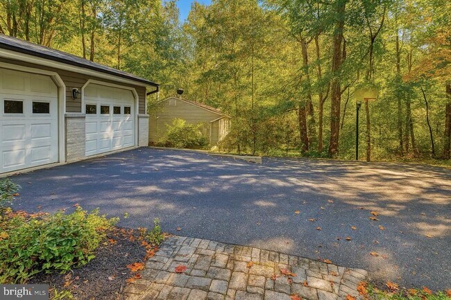 Building Photo - 9000 Marcellas Dr