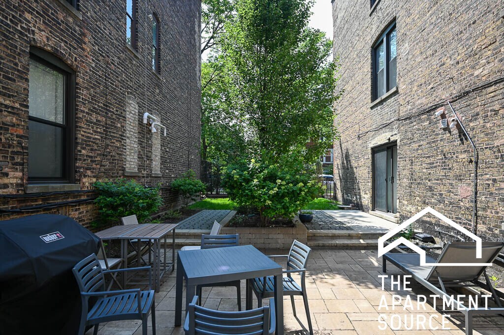 Building Photo - 2019 N Hoyne Ave