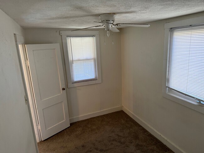 Building Photo - 904 W Harvard St