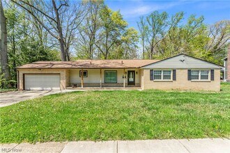 Building Photo - 1183 Romayne Dr
