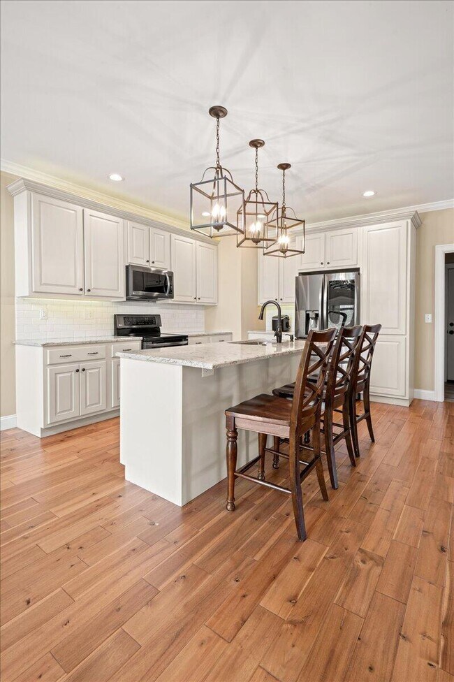Building Photo - 200 Crooked Creek Dr