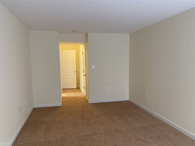 Building Photo - 3 br, 1.5 bath Condo - 6301 Hil Mar Dr Unit 1