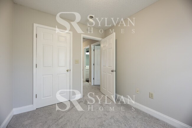 Building Photo - Charming 3BR 2.5BA Townhome Ready for Move...