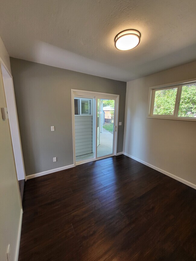 Building Photo - 1215 Hillcrest Dr