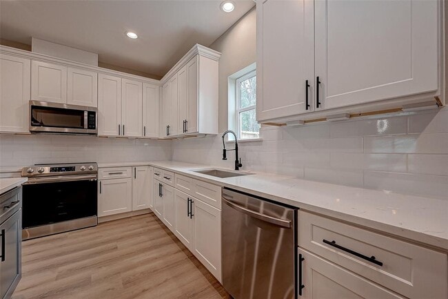 Building Photo - 809 Avenue J Pl
