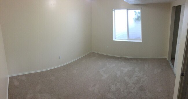 Building Photo - Spacious Home w 2 attached 2 car garage
