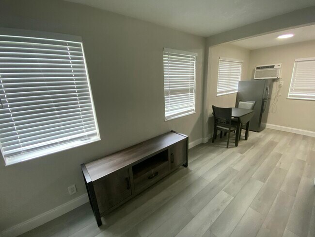 Building Photo - 10 N Palmway