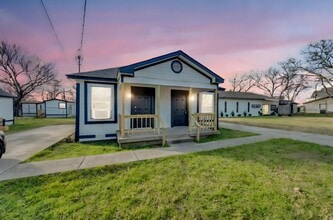 Building Photo - 418 E Avenue F