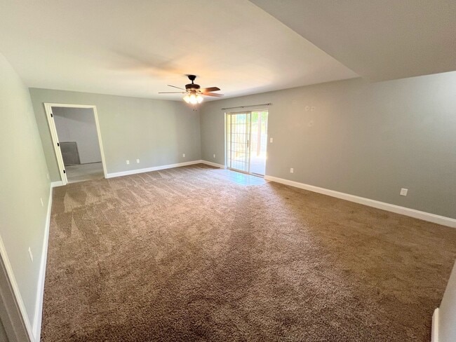 Building Photo - Fenced home close to FLW!