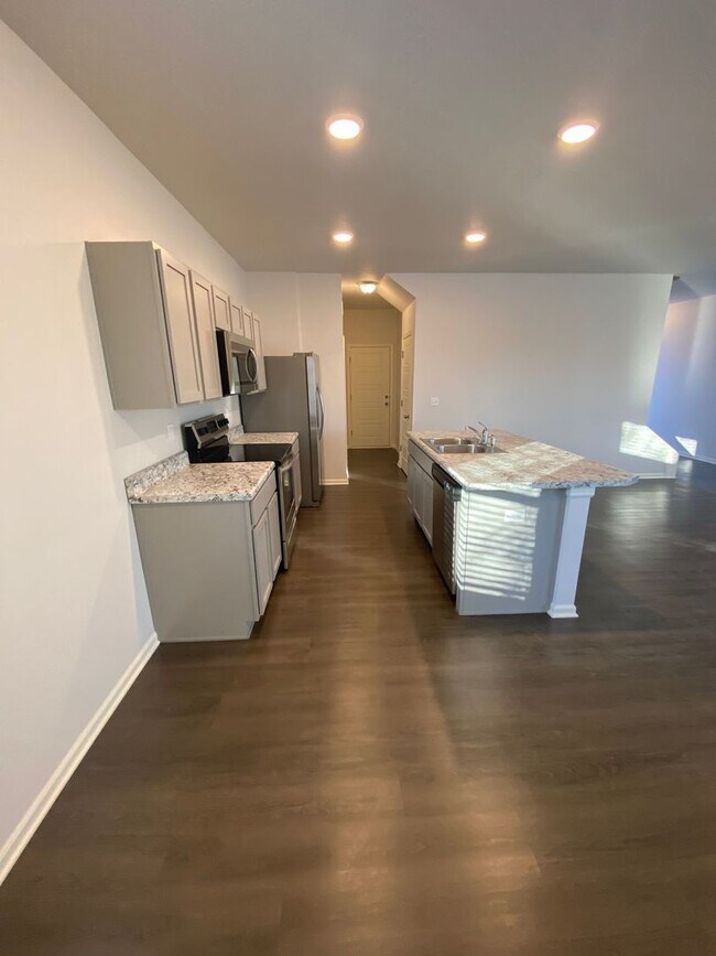 Building Photo - *Pre-leasing* Three Bedroom | Two and a Half Bath Home in Spring Hill!