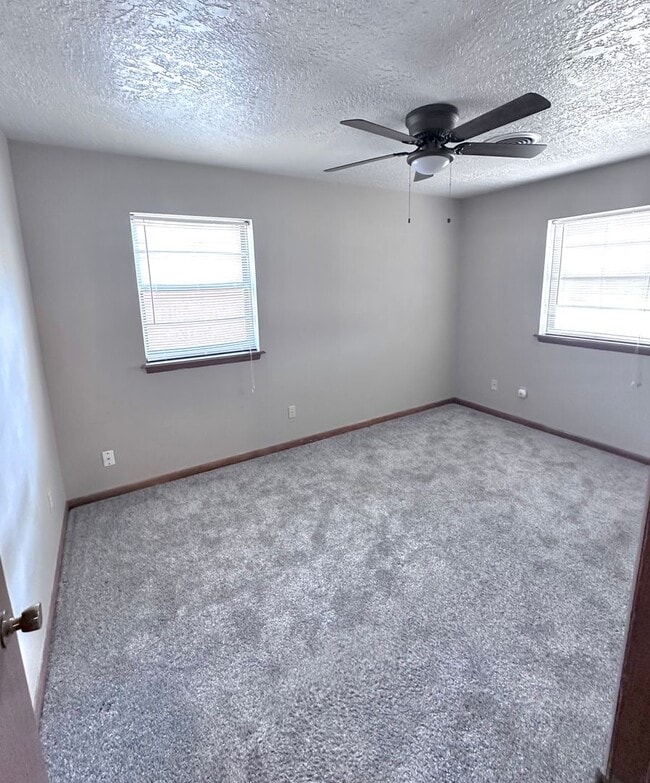 Building Photo - 3-bed 1-bath 1-car Single Family near