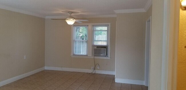 Building Photo - 415 Greenbriar Dr