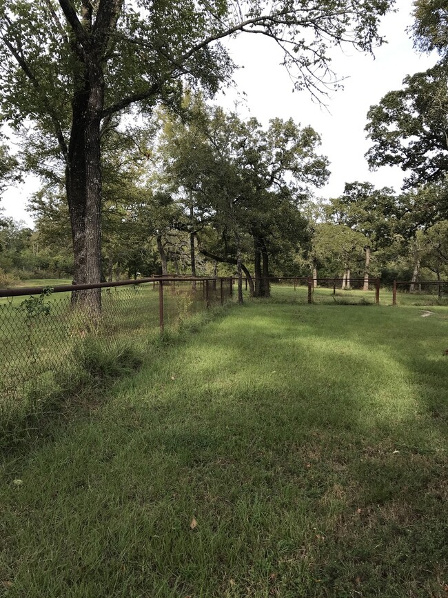 Building Photo - Huge Mobile home on approx. 1 acre of land