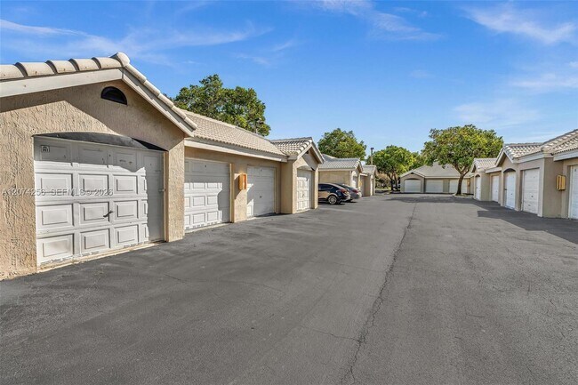 Building Photo - 2803 N Oakland Forest Dr