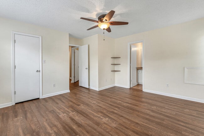 Building Photo - 123 River Oaks Dr