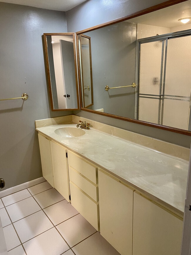 Building Photo - 619 6th Way