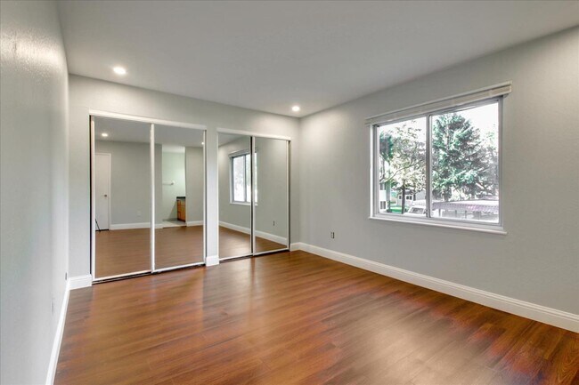 Building Photo - 280 Tradewinds Dr