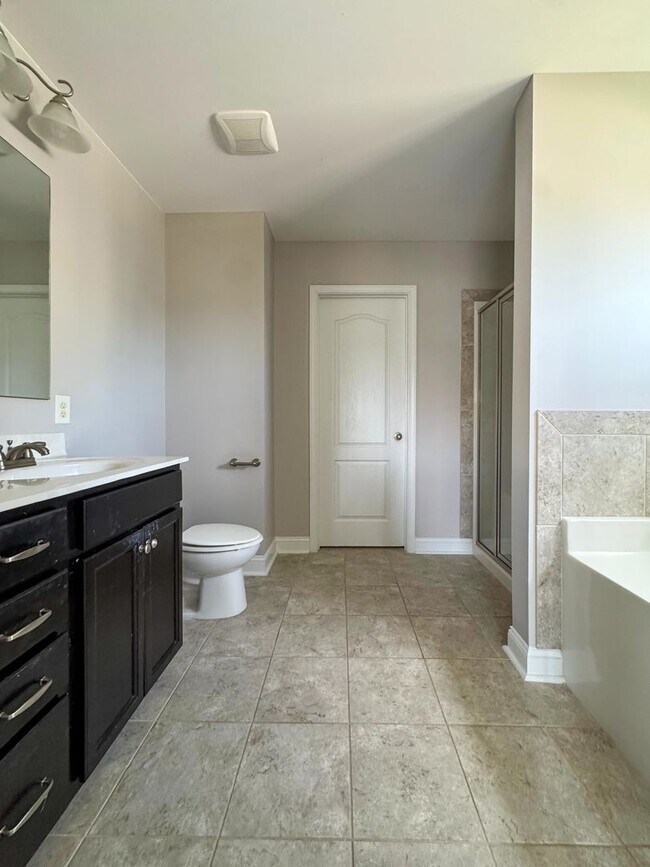 Building Photo - Gorgeous 4 Bed 2.5 Bath Home in West Gate
