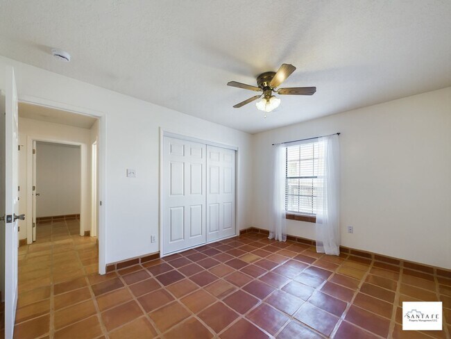 Building Photo - Single Level, single family home Available Now!