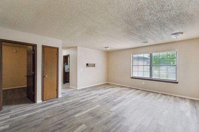 Building Photo - 4 bed, 1.5 bath in OKC,OK
