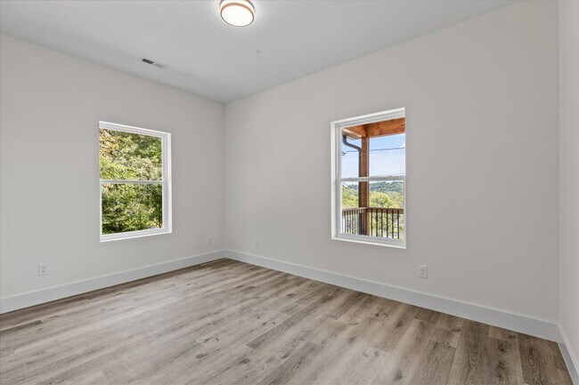 Building Photo - 3900 Lilac Ave