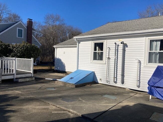 Building Photo - 6 Maple Ave