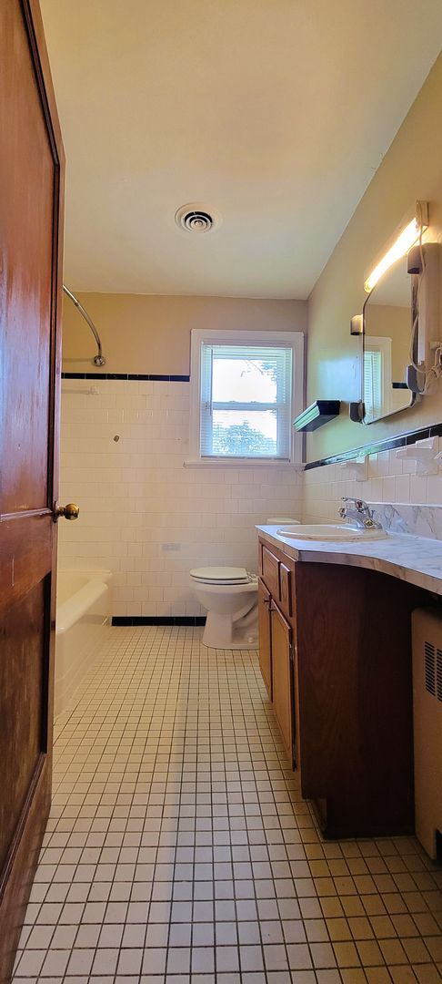 Building Photo - Brick ranch in Southside with large privat...