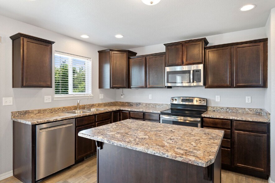 Building Photo - Spacious 4-Bed Home Minutes from Fort Cars...