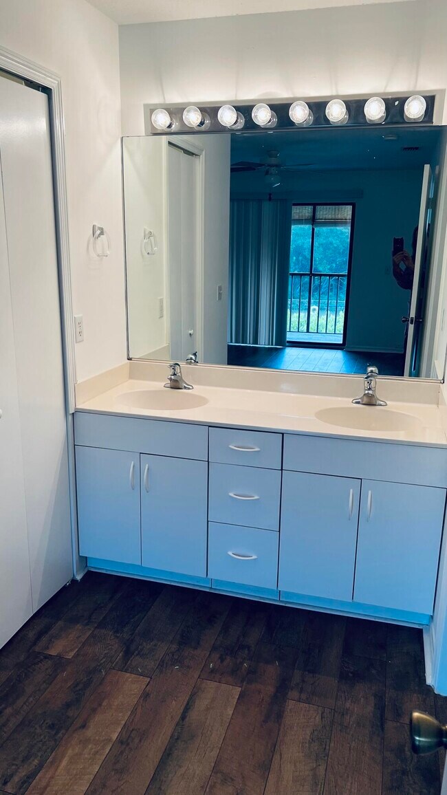 Building Photo - 2454 SE Garden Terrace