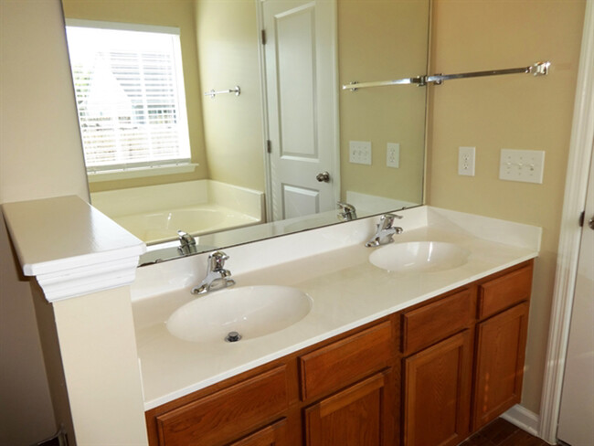 Building Photo - 621 English Oak Cir