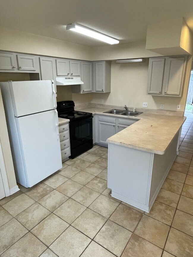 Building Photo - 2BD/1.5BA Unit in Quiet Complex! Both Bedrooms Upstairs w/ Full Bath