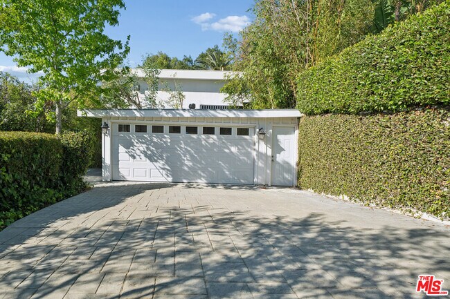 Building Photo - 8050 Mulholland Dr