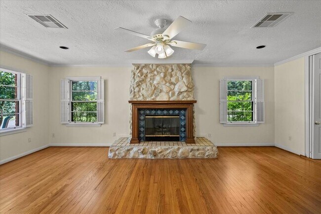 Building Photo - 3415 Bayou Dr E