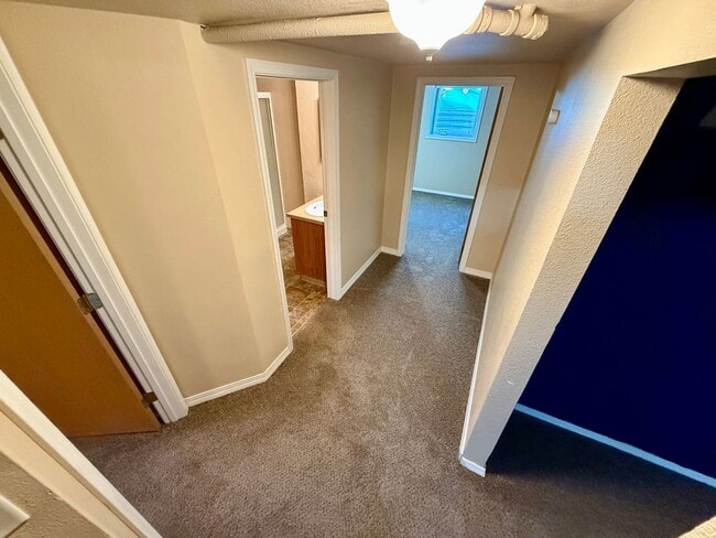 Building Photo - **For Rent: Spacious 4-Bedroom Home with 2 Family Rooms & Huge Backyard!**