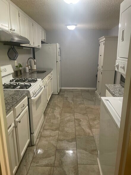 Kitchen - 11818 Breton Ct #11