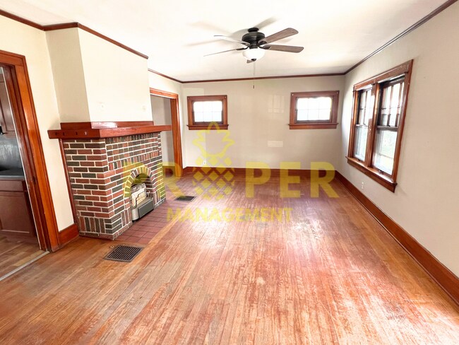 Building Photo - Amazing 3 bedroom / 1 bath house