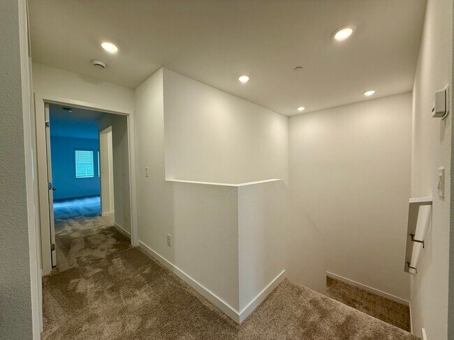 Building Photo - BRAND NEW 3 BED 2.5 BATH 2 BALCONY 2 CAR GARAGE TOWNHOUSE IN HENDERSON FOR RENT!!