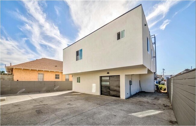 Building Photo - 211 W 43rd St