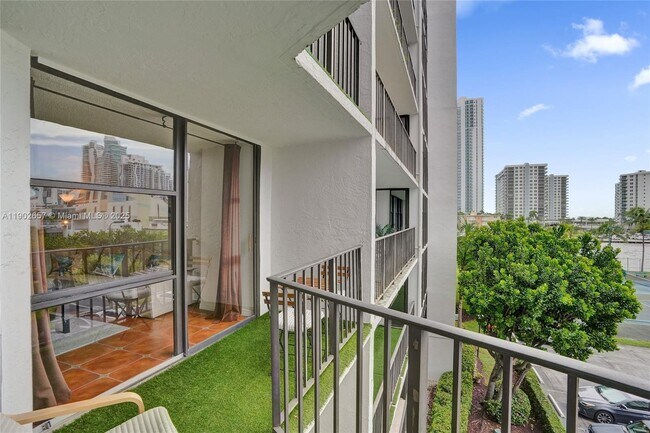 Building Photo - 1000 Parkview Dr