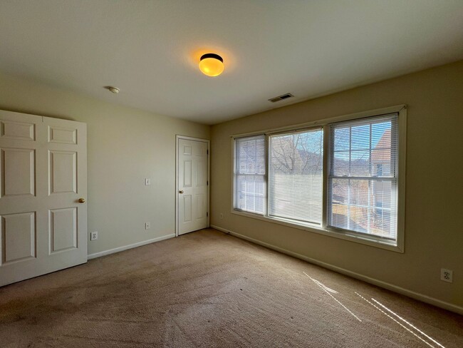 Building Photo - 3-Bed, 3-Full Bath, End Unit, 1-Car Garage!