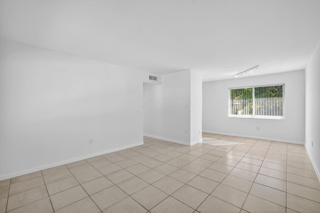 Building Photo - 1821 Middle River Dr