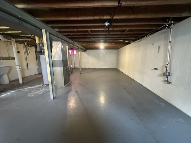 Building Photo - 400 Lancashire Rd