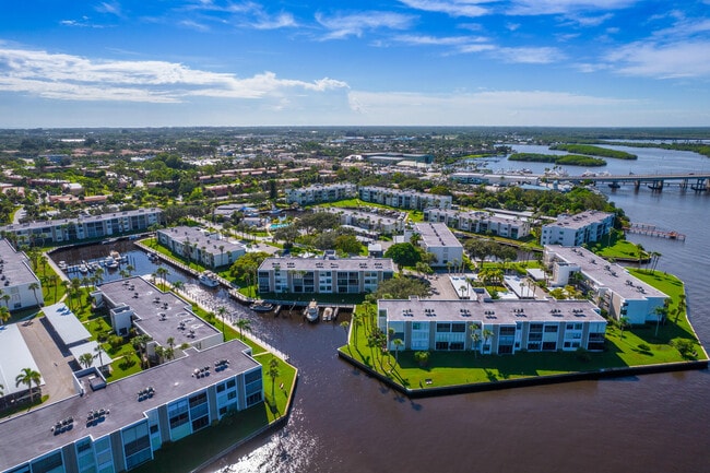 Building Photo - 1950 SW Palm City Rd