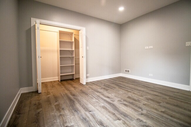 Building Photo - 3208 W Belle Plaine Ave